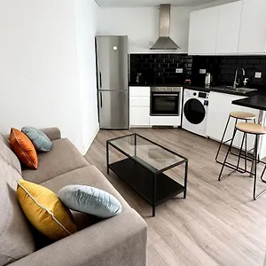 Modern Centre Two Bedroom Windsor - Grand House Apartamento